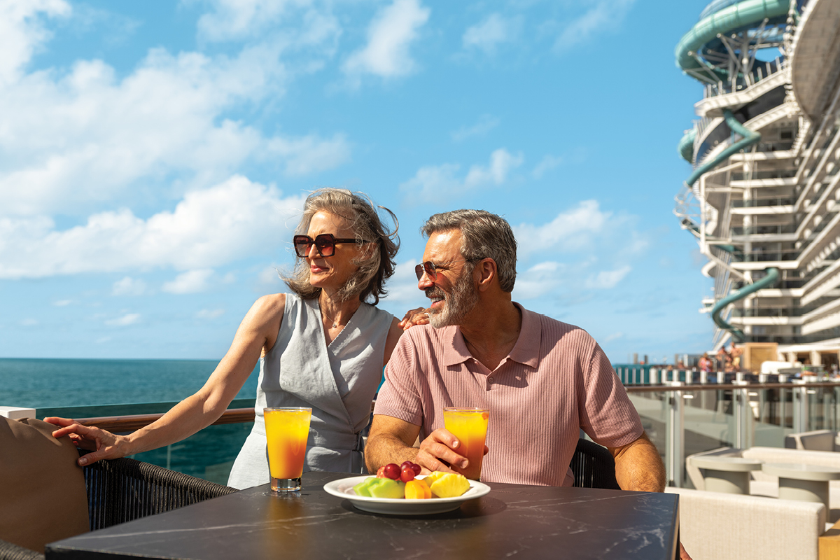 Couple with drinks on NCL cruise